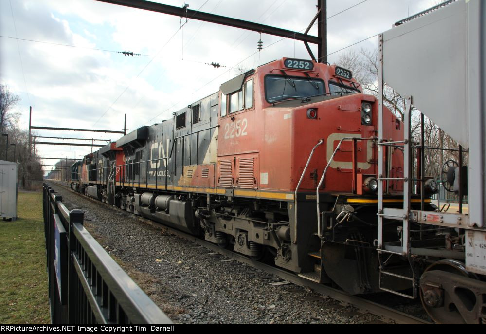 CN 2252 on CSX B713 oiler